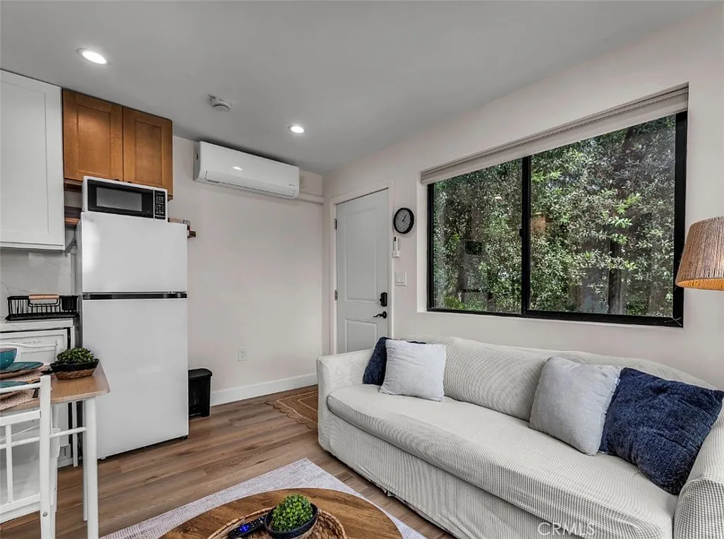 1 bed, 2313 sqft, $1,990 — Photo 3