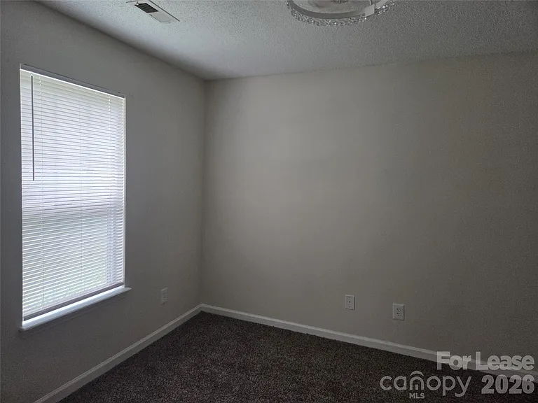 121 Foxglove Dr — Photo 8