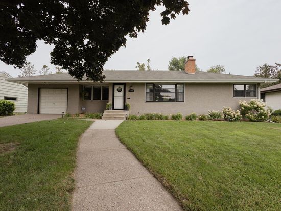 1141 Summer St, Roseville, MN 55113