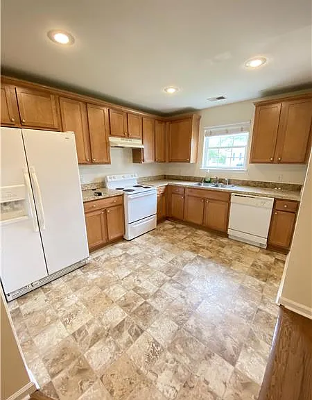 30 Twin Oaks Pl — Photo 3