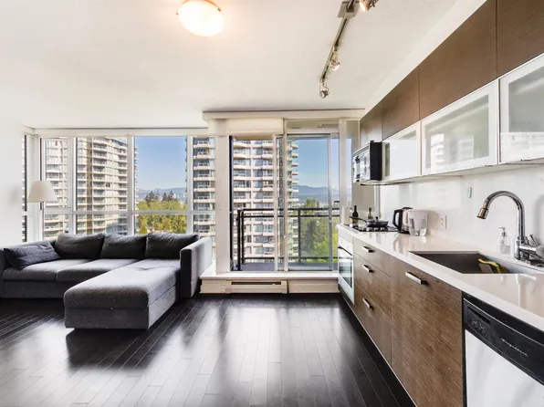 10777 University Dr #909, Surrey, BC V3T 0E6