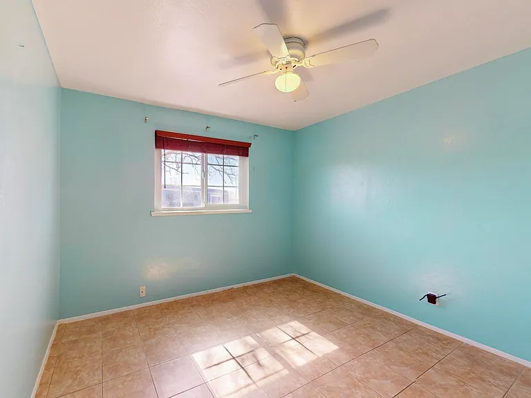 11517 Ralph Ave NE — Photo 4