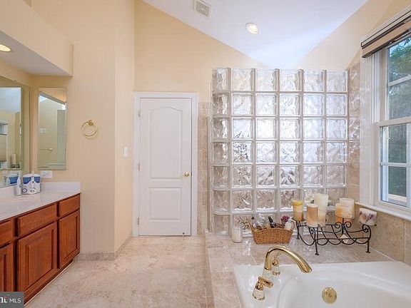 Masterbedroom bathroom