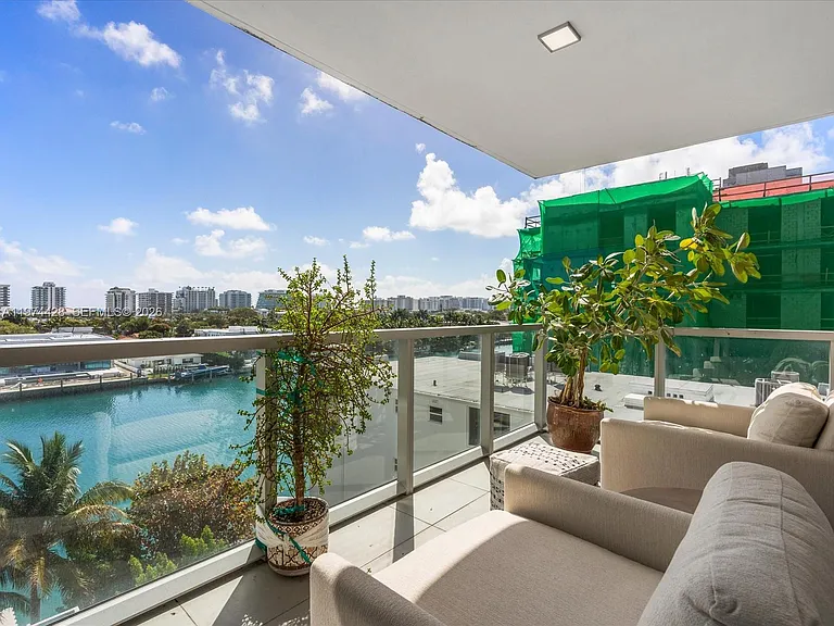 9521 E Bay Harbor Dr #705 — Photo 37