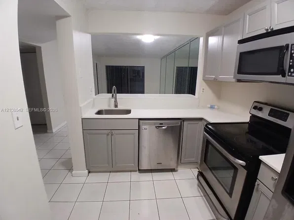 3396 Foxcroft Rd APT 10, Hollywood, FL 33025