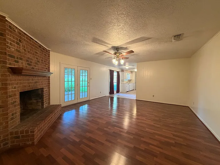 3404 Live Oak Dr — Photo 2