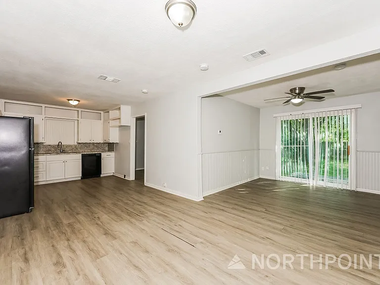 1405 Granbury St — Photo 5