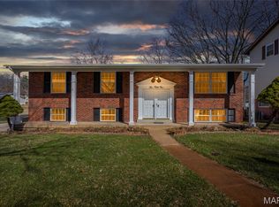 1051 Briarhurst Dr, Ballwin, MO 63021