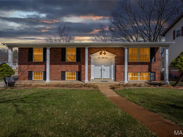 1051 Briarhurst Dr, Ballwin, MO 63021