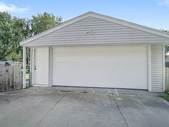 3rd image of 821 Stinson Dr
