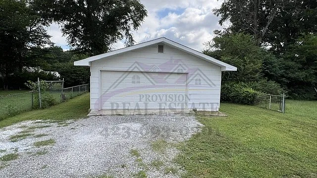 Charming 2BD/1BA House with Out Building — Photo 3