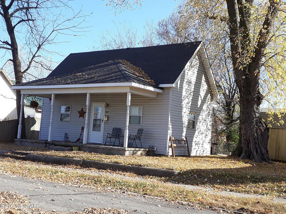 2nd image of 1207 Grand Ave