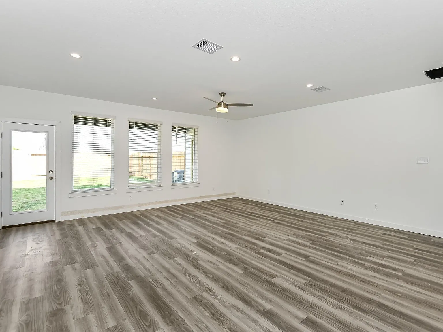 3 bed, 2.5 bath, 1880 sqft, $2,395 — Photo 4