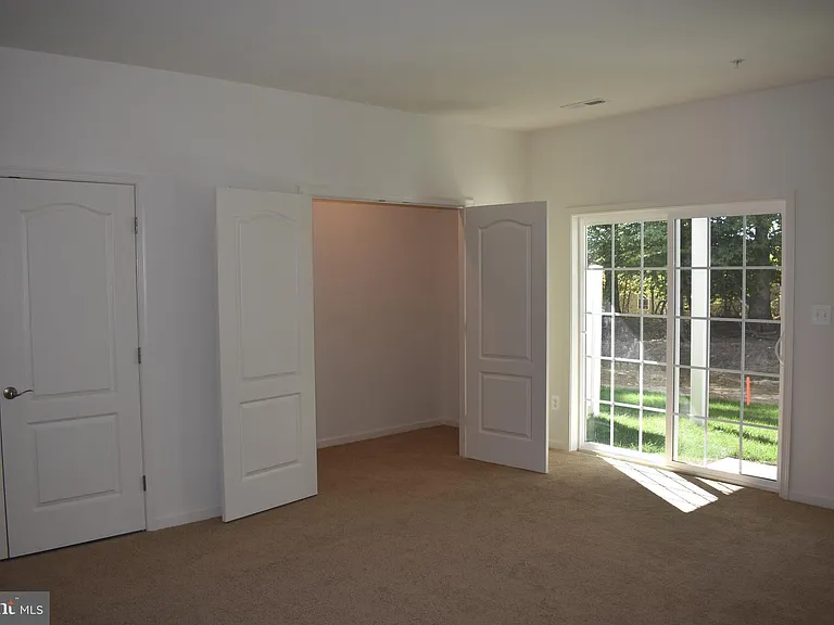 9421 Adelaide Ln — Photo 4
