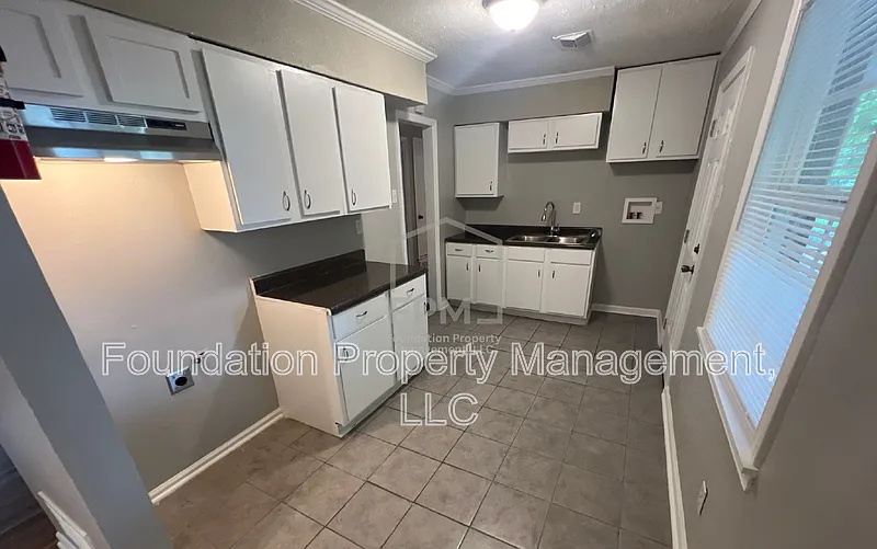 3 bed, 1.5 bath, 994 sqft, $1,025 — Photo 3