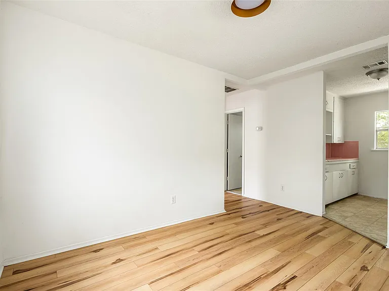918 E 50th St #B — Photo 9