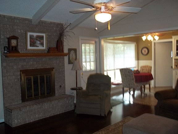 Den opens to brkfst area