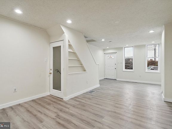 3rd image of 2032 E Glenwood Ave