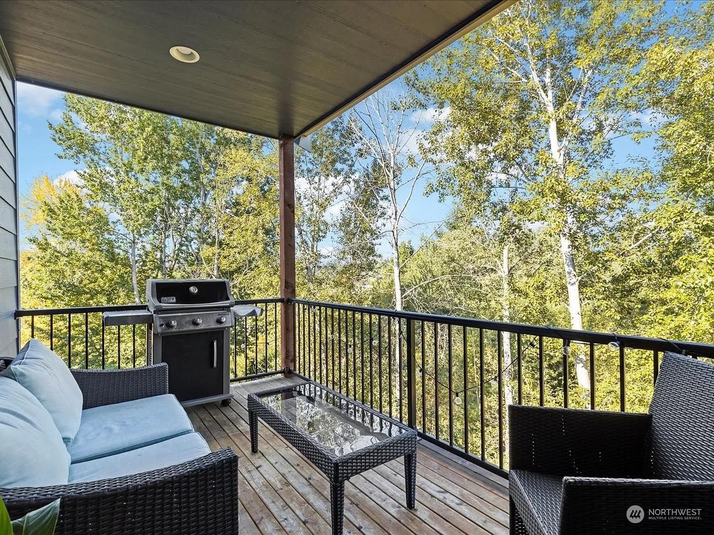 Spacious 4BR End-Unit Townhome + Bonus/Flex Room | A/C | Garage | Greenbelt Views — Photo 4