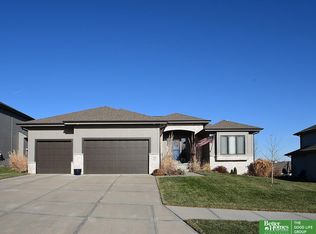 516 Sherwood Dr, Gretna, NE 68028