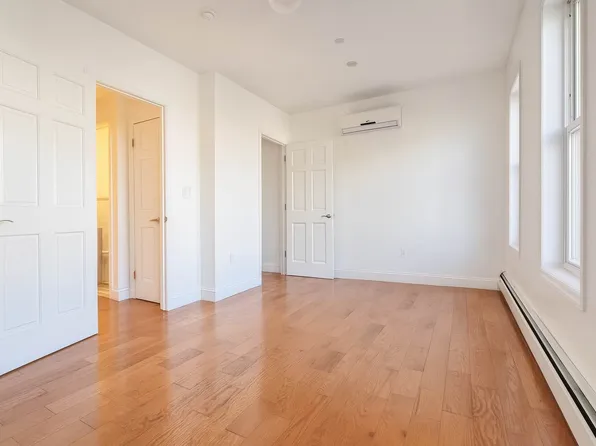 221 Macon Street image 3 of 5