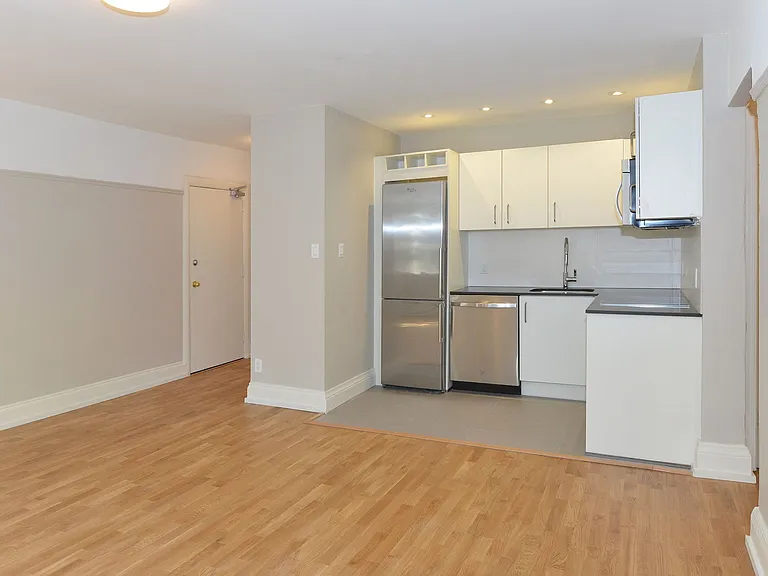 110 Oriole Pkwy #50040A-107 — Photo 4
