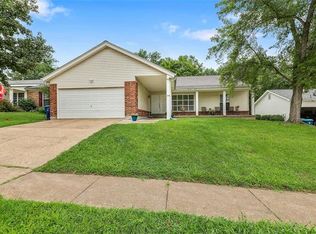 104 Holly Green Dr, Ballwin, MO 63021