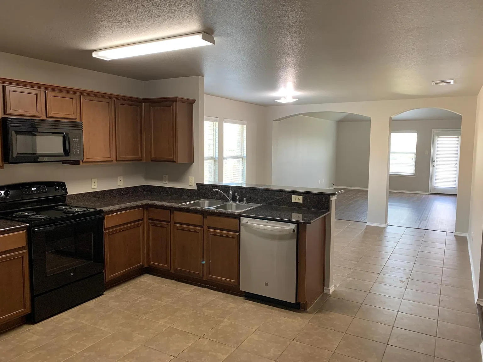 4 bed, 1676 sqft, $2,100 — Photo 2