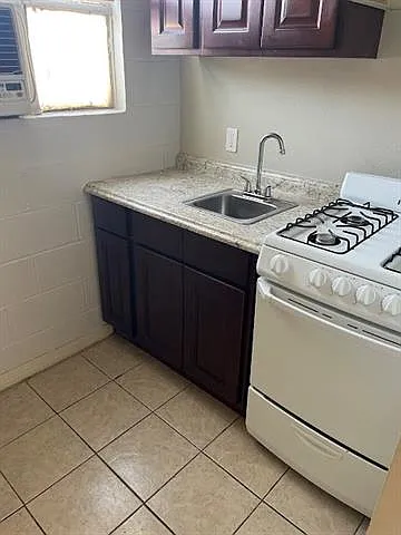 1 bed, 1.0 bath, 400 sqft, $700 — Photo 2