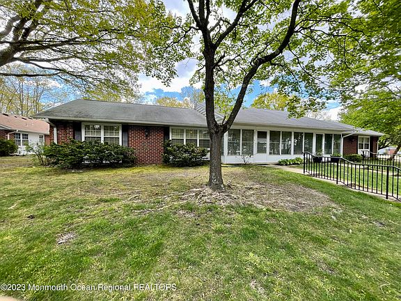 3rd image of 984A Aberdeen Drive