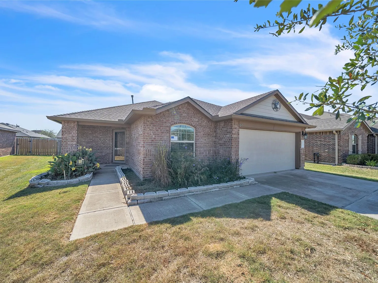 4 bed, 2.0 bath, 2053 sqft, $2,050 — Photo 2