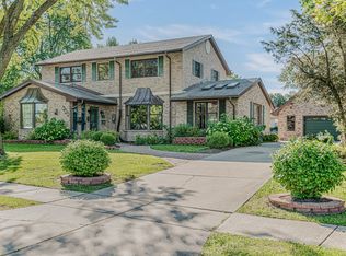 353 E Elk Grove Blvd, Elk Grove Village, IL 60007