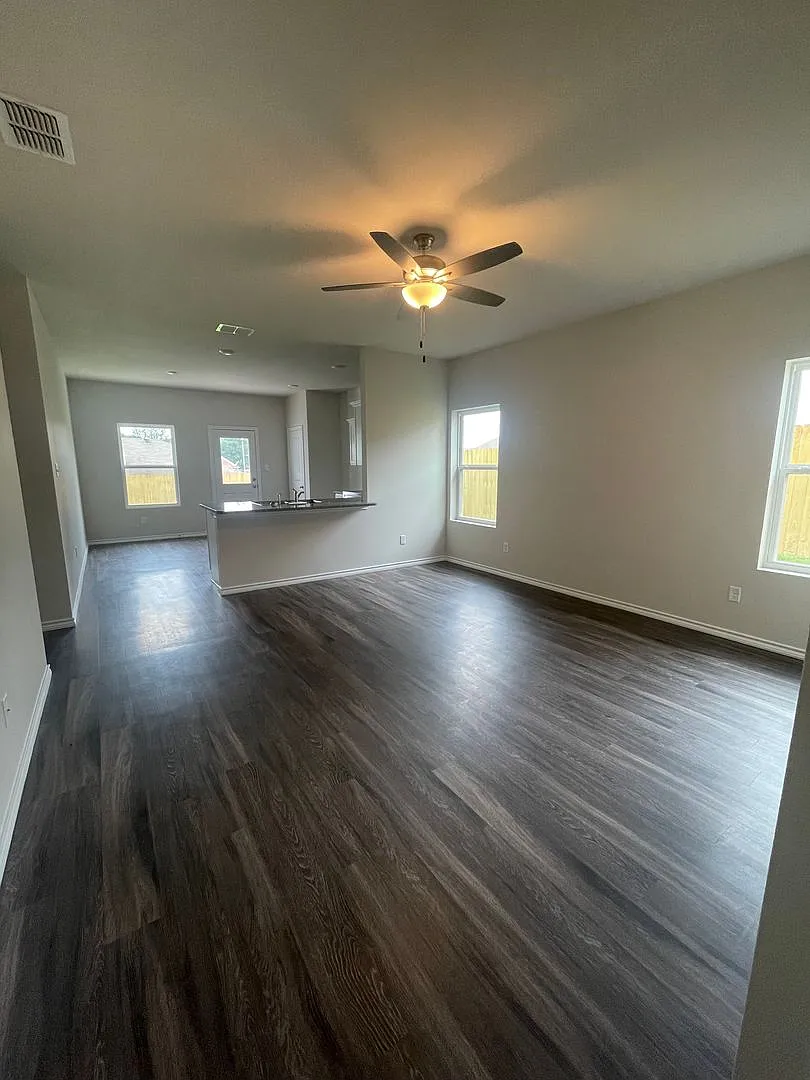 Elegant 4-bed/2-bath! — Photo 4