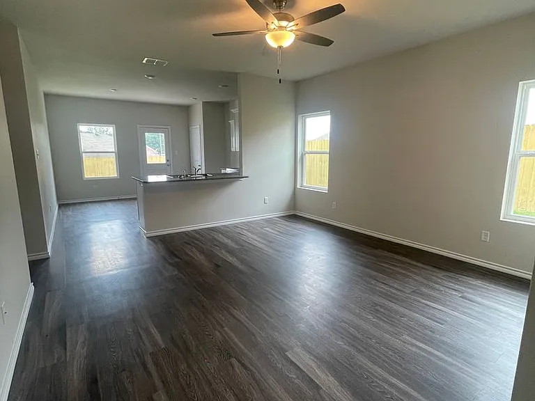 110 S Rainbow Dr — Photo 4