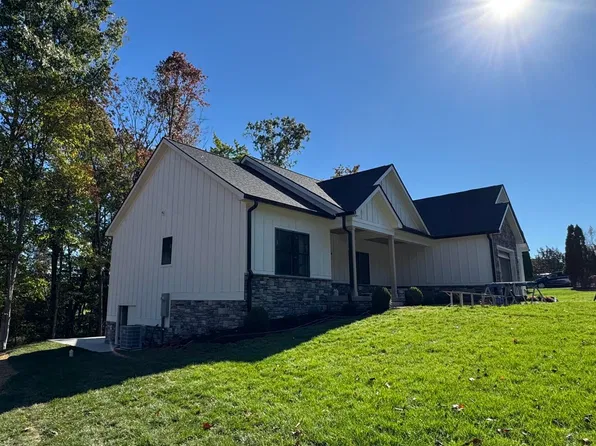 506 Peaks View Dr, Moneta, VA 24121