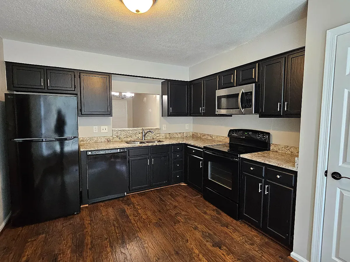 3 bed, 1350 sqft, $1,850 — Photo 2