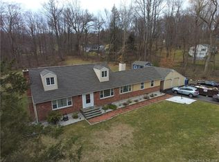 17 Powder Horn Hl, Brookfield, CT 06804