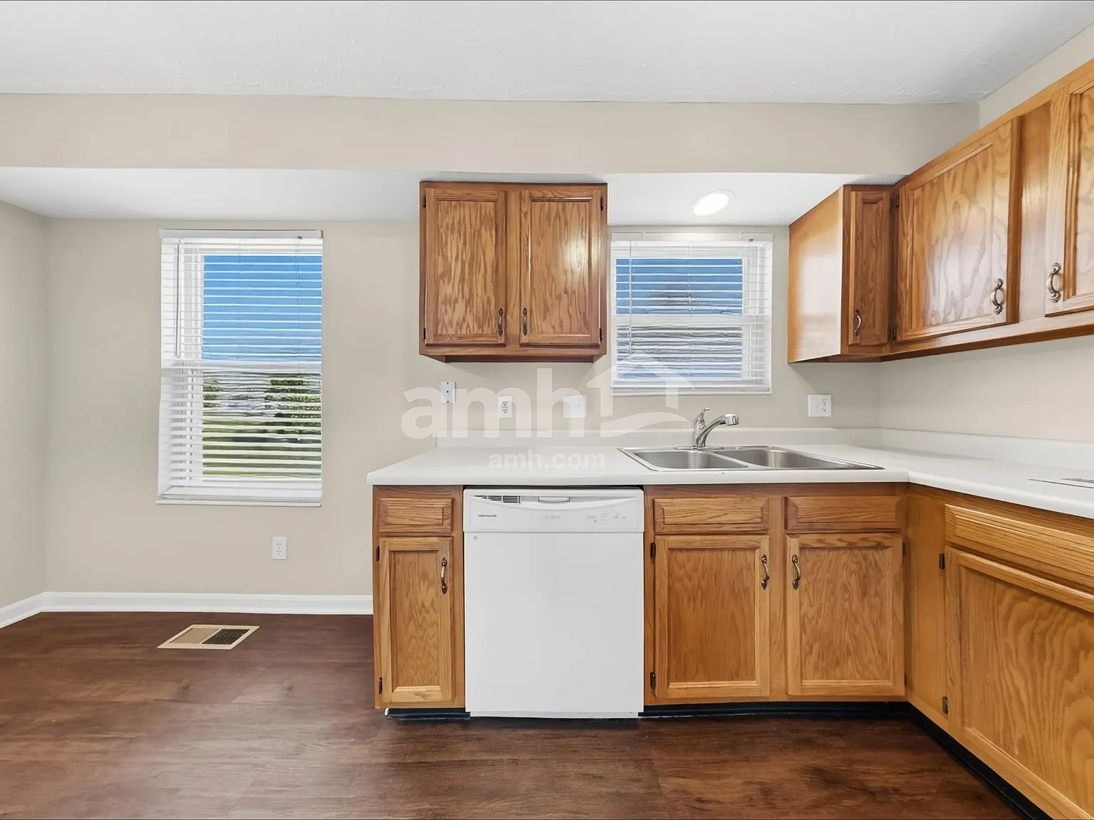 3 bed, 2.5 bath, 1592 sqft, $2,195 — Photo 3