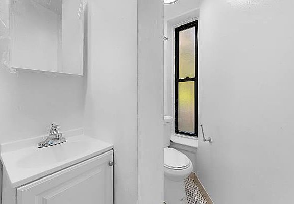 5th image of 218 Thompson St #27A