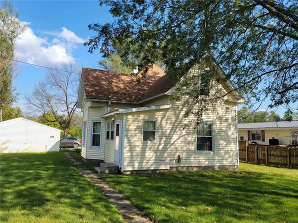 806 S 7th St, Chariton, IA 50049