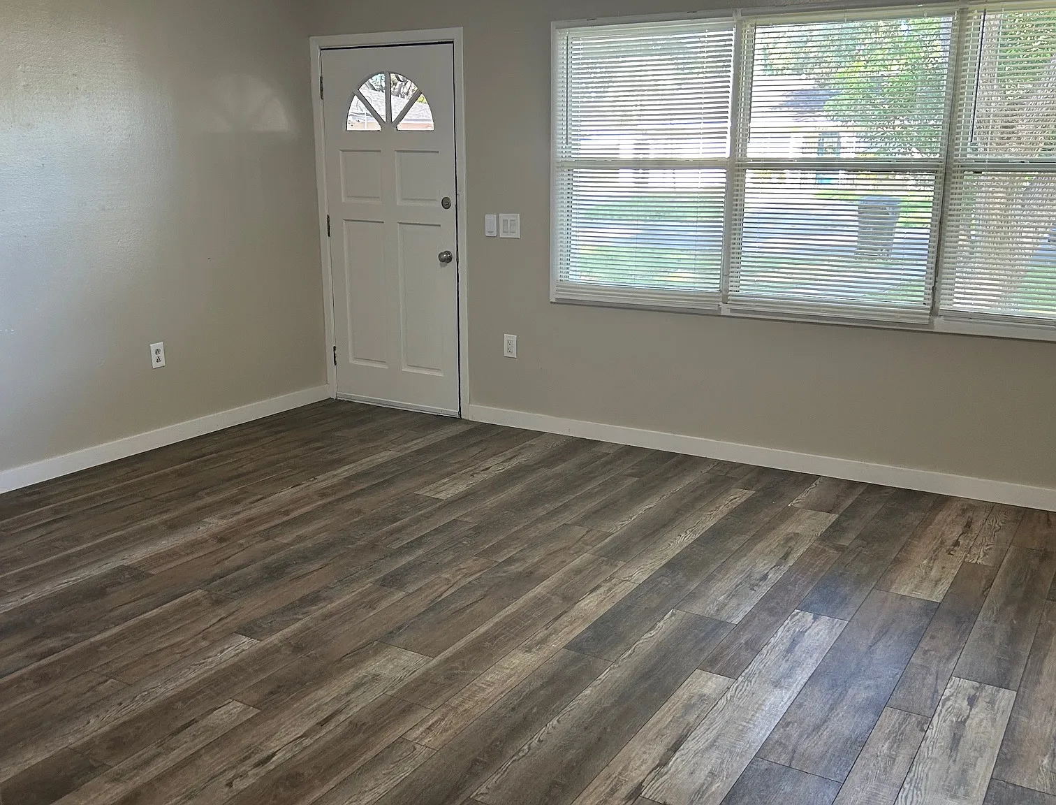 3 bed, 950 sqft, $2,000 — Photo 3