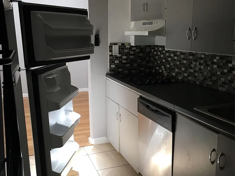 404 Hawthorne St #1 — Photo 8
