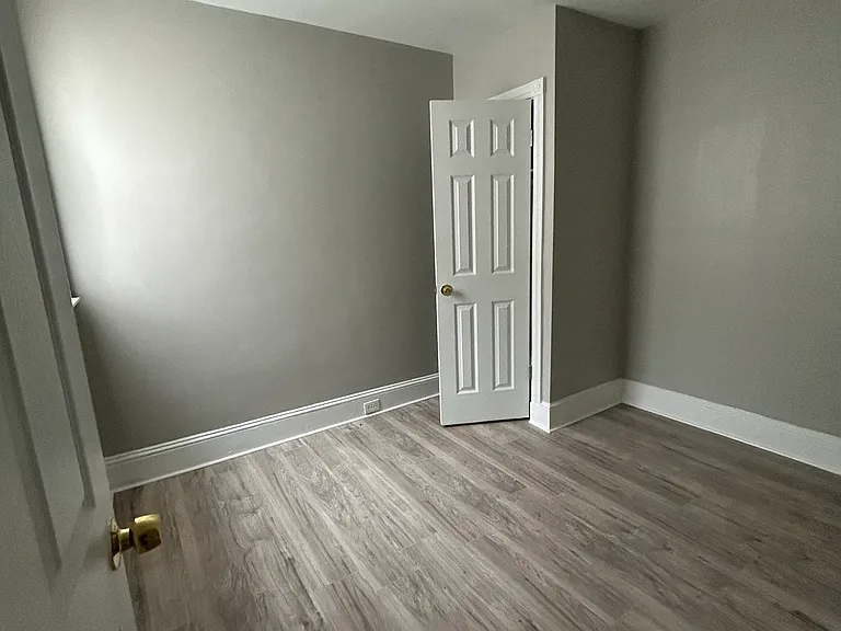 Middle bedroom