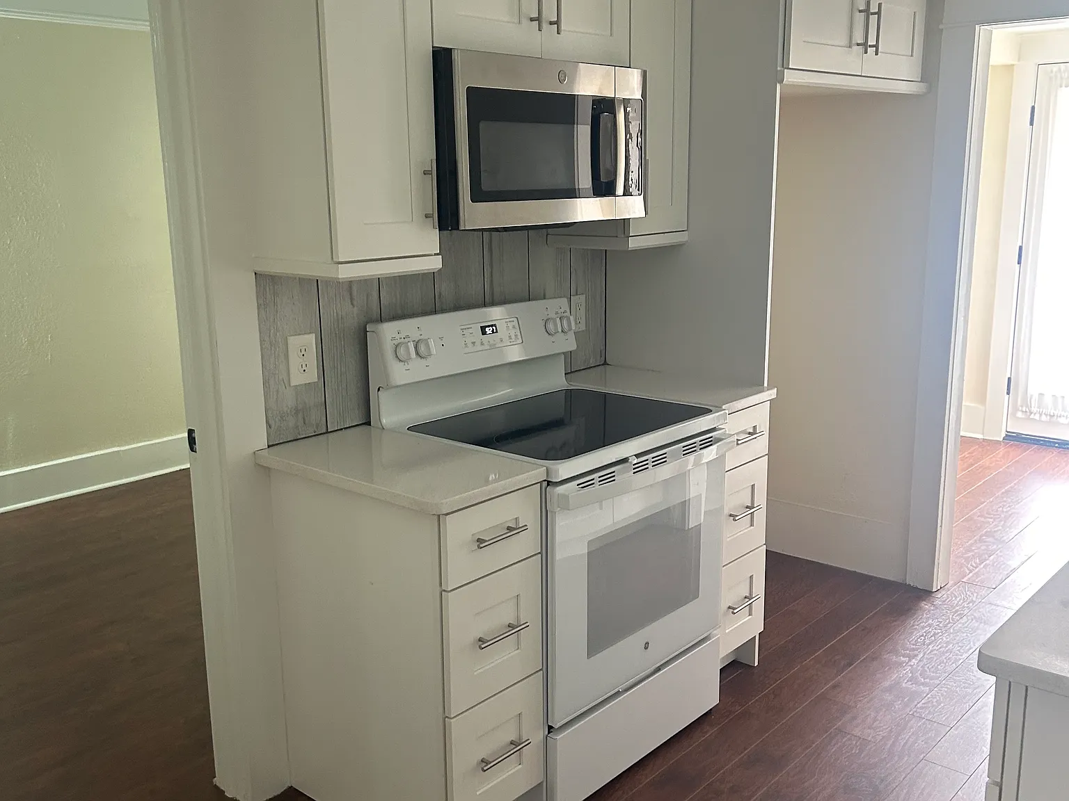 2 bed, 726 sqft, $1,940 — Photo 2