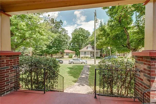 2213 Grantland Ave — Photo 2