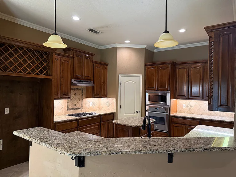 2207 Canterbury Dr — Photo 10