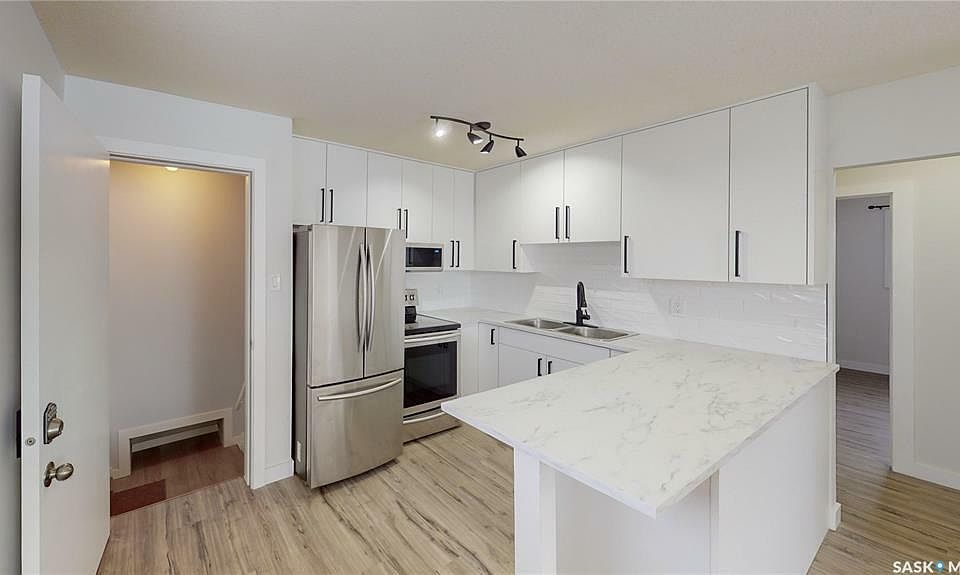 1st image of 446 Froom Cres