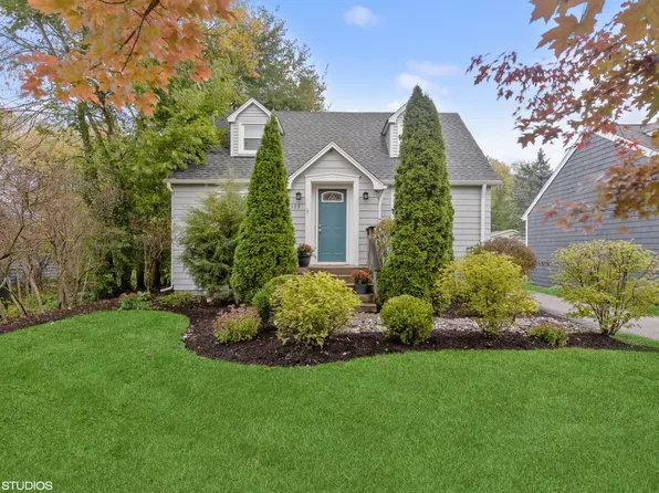 123 Edgewood Ave, Crystal Lake, IL 60014