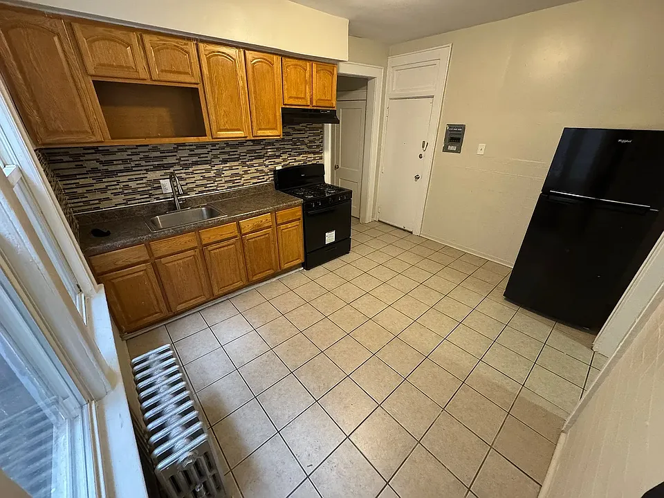 81 Montgomery Ave #6C