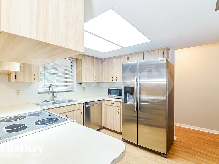 913 Sylvia Dr — Photo 4